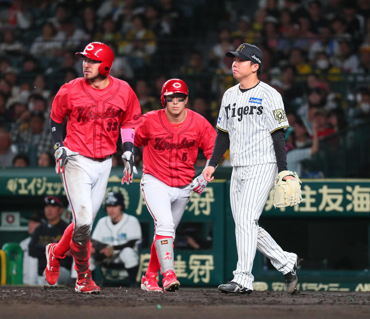 阪神対広島　2回表広島1死満塁、村上は矢野の左翼への犠飛で勝ち越しを許す（撮影・宮崎幸一）