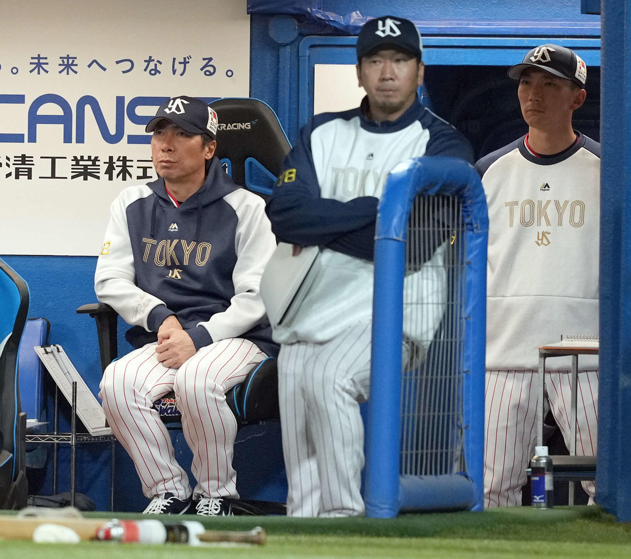 ヤクルト対巨人　ベンチで厳しい表情を見せるヤクルト高津監督（撮影・たえ見朱実）