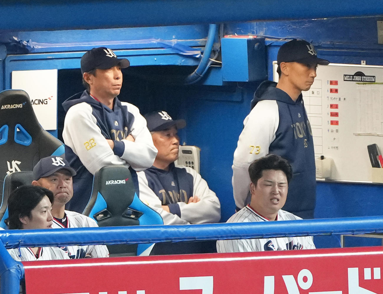 17日、ヤクルト対阪神　9回裏ヤクルト2死二塁、村上（手前右）は打席の途中で交代を申し出る。後方左は高津監督