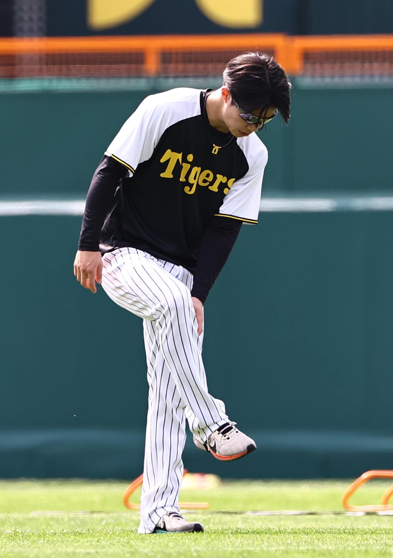 右足を気にしながらウオーミングアップをする中野（撮影・上田博志）
