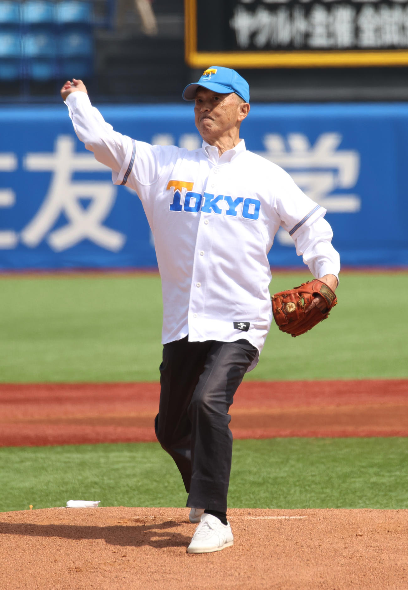 明大対東大　始球式を務めた東大OBの井手峻氏（撮影・柴田隆二）