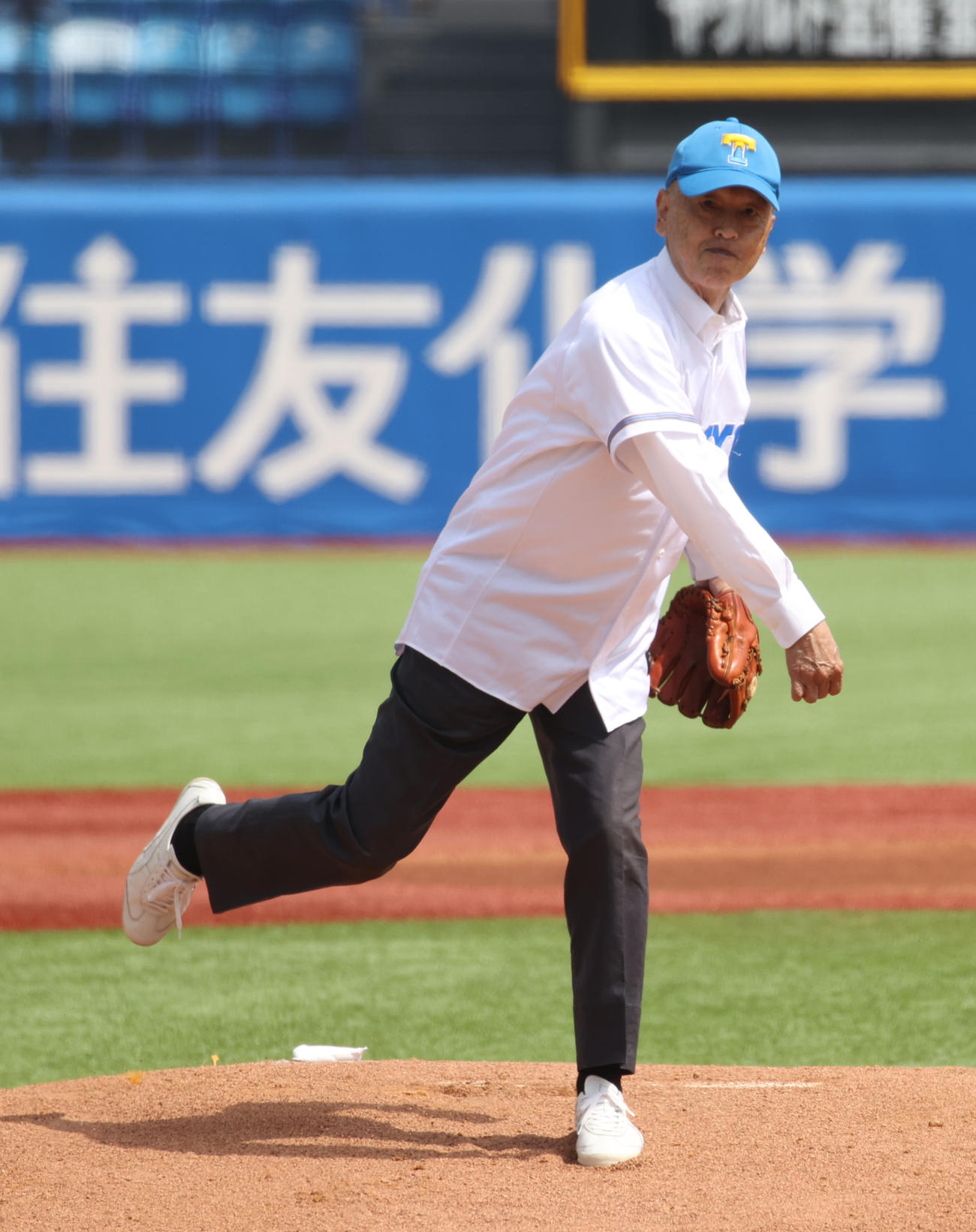 明大対東大　始球式を務めた東大OBの井手峻氏（撮影・柴田隆二）
