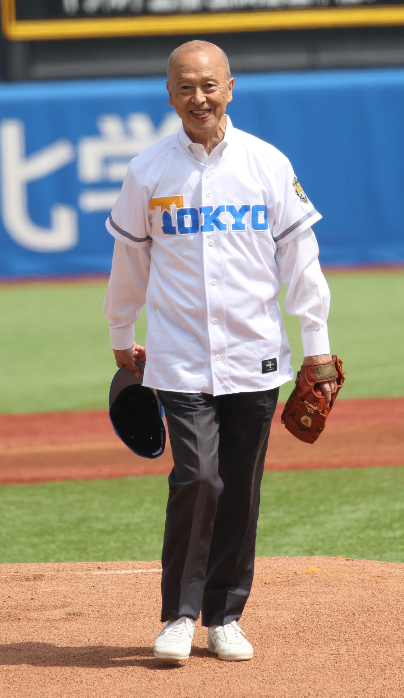 明大対東大　始球式を務めた東大OBの井手峻氏（撮影・柴田隆二）