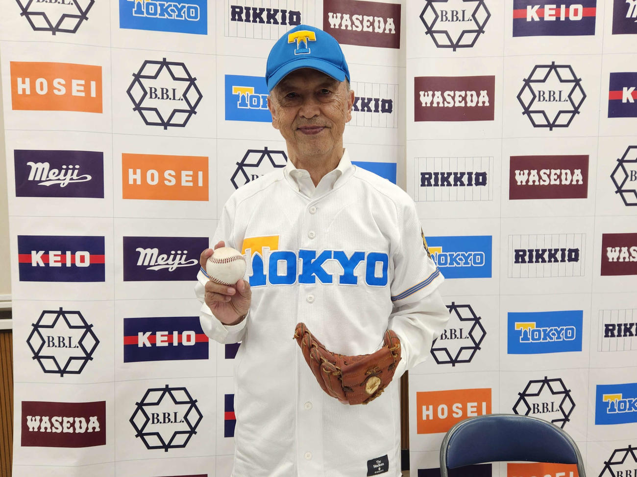 思い出のグローブとともに始球式を務めた東大前監督の井手氏（撮影・保坂淑子）