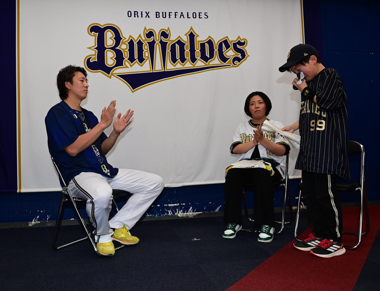 オリックス対日本ハム　涙ぐみながら読書感想文を発表する徳村拓翔くん（右）と古郡みゆさんに拍手をおくるオリックス杉本（撮影・和賀正仁）