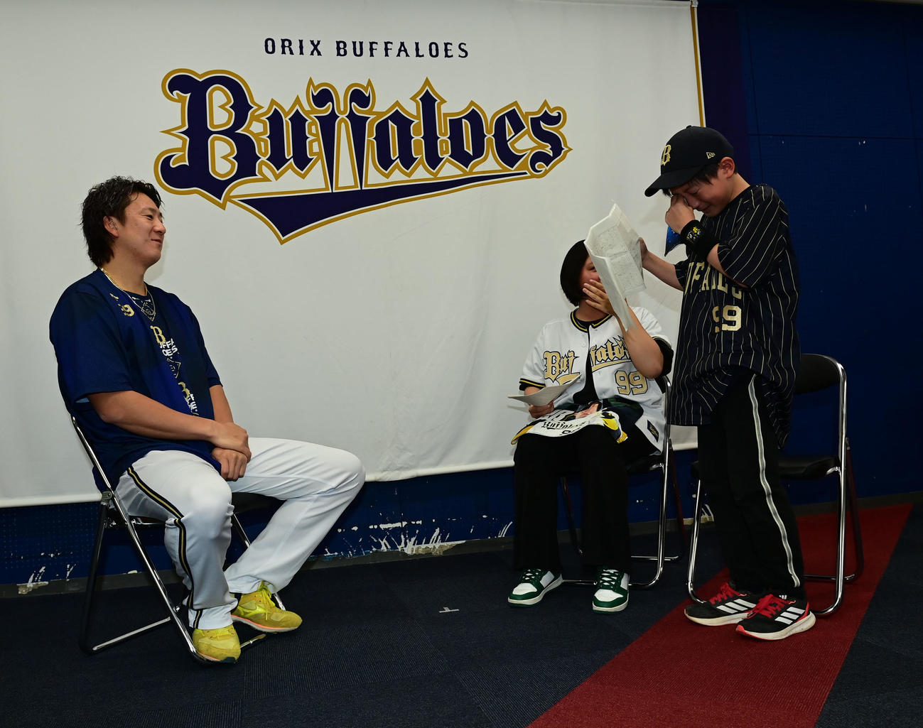 オリックス対日本ハム　涙ぐみながら読書感想文を発表する徳村拓翔くん（右）と古郡みゆさんに聞き入るオリックス杉本（撮影・和賀正仁）