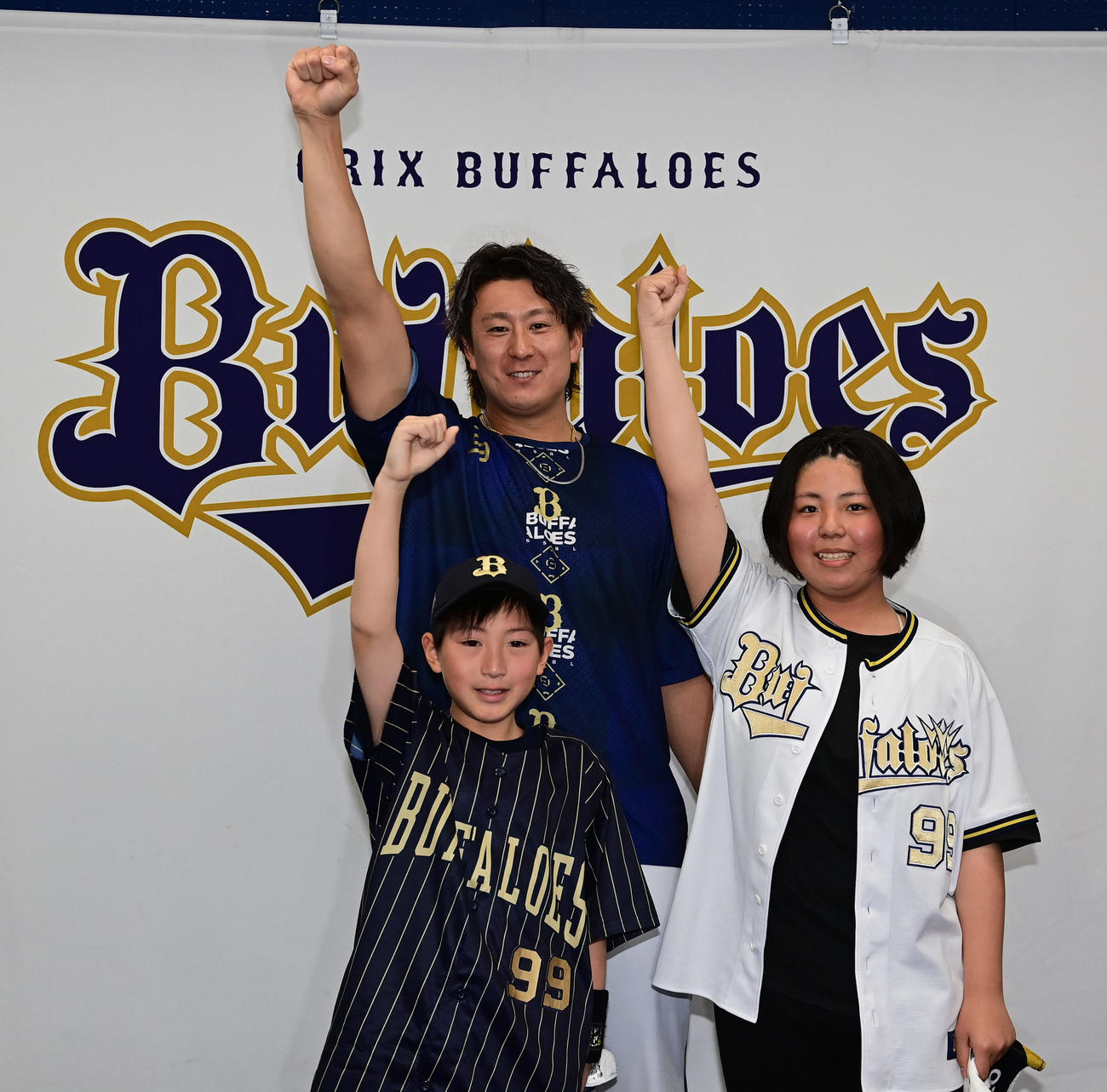 読書感想文を発表した徳村拓翔くん（前列左）と古郡みゆさんと昇天ポーズをするオリックス杉本（撮影・和賀正仁）
