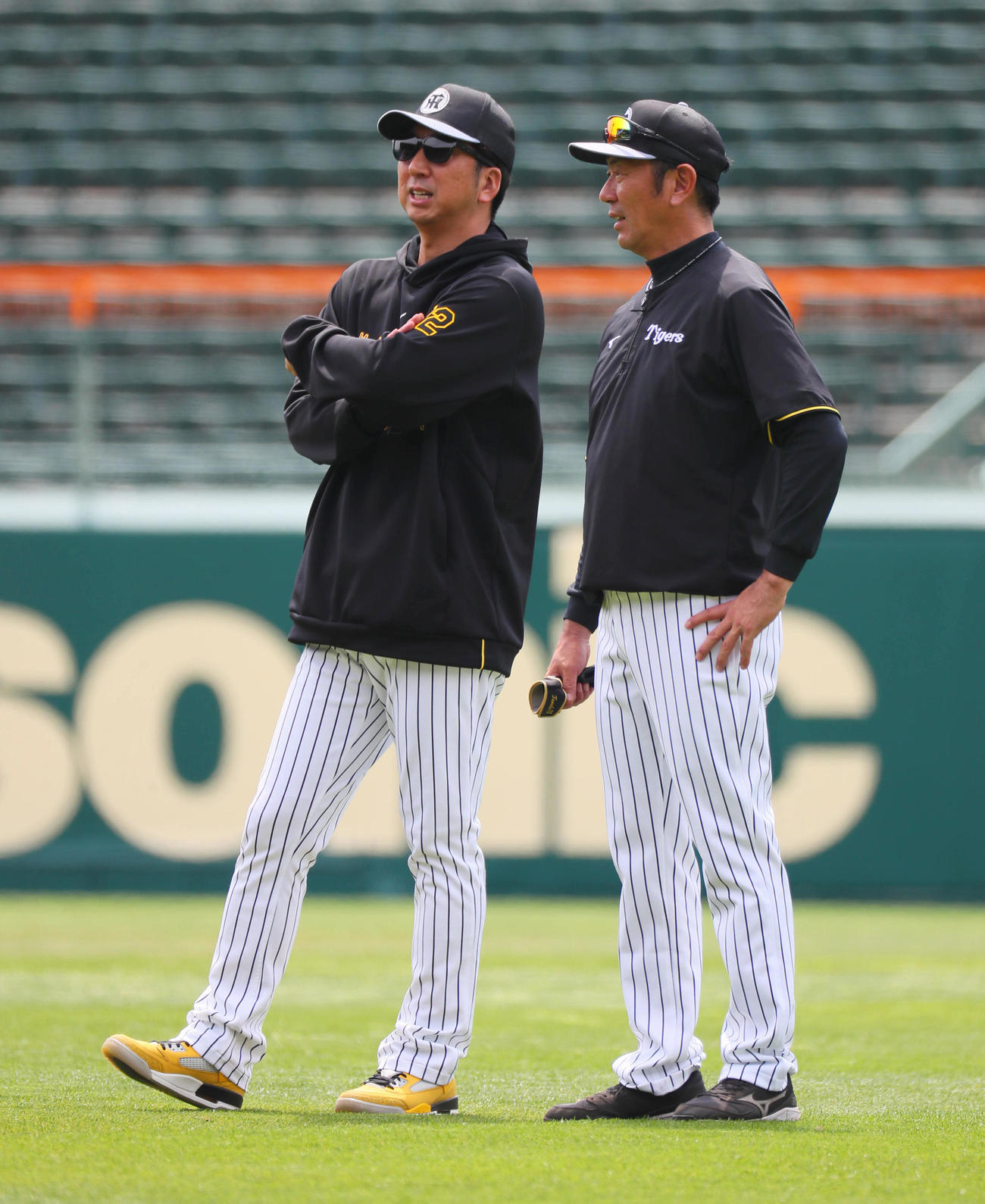 阪神対広島　田中コーチ（右）と話す藤川監督（撮影・宮崎幸一）