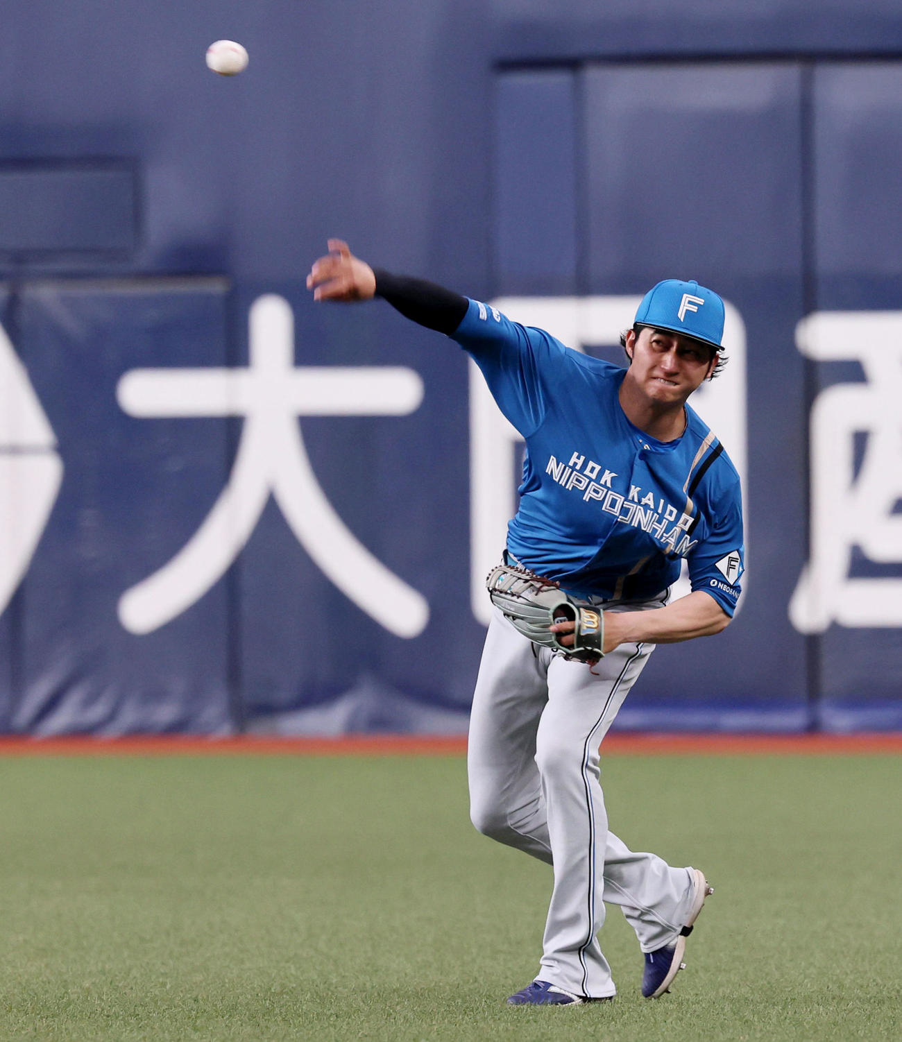 オリックス対日本ハム　シートノックを受ける日本ハム浅間（撮影・加藤哉）