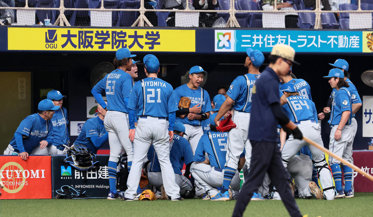 オリックス対日本ハム　試合前の円陣を組む日本ハムナイン（撮影・加藤哉）
