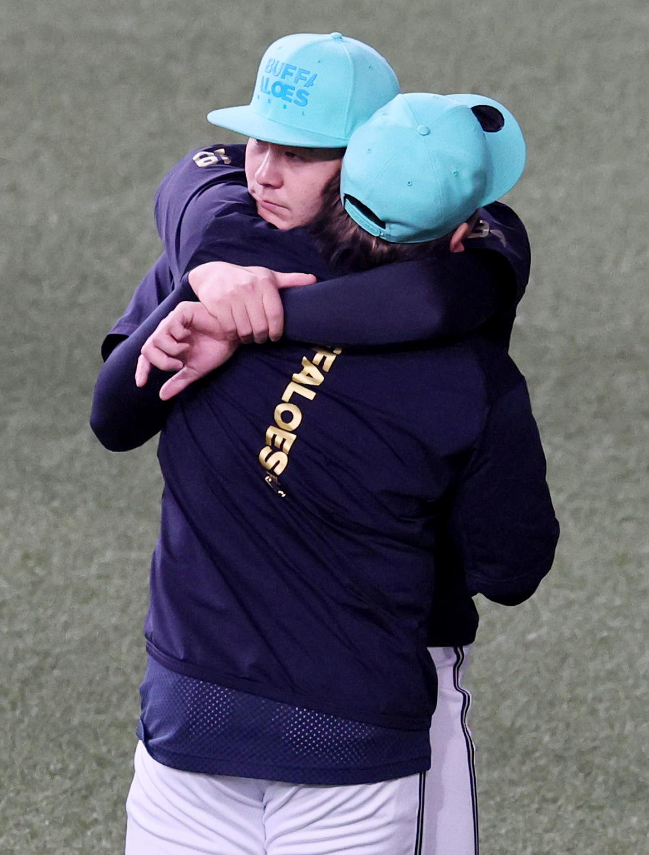 オリックス対日本ハム　練習する宮城（右）と抱擁する川瀬（撮影・加藤哉）
