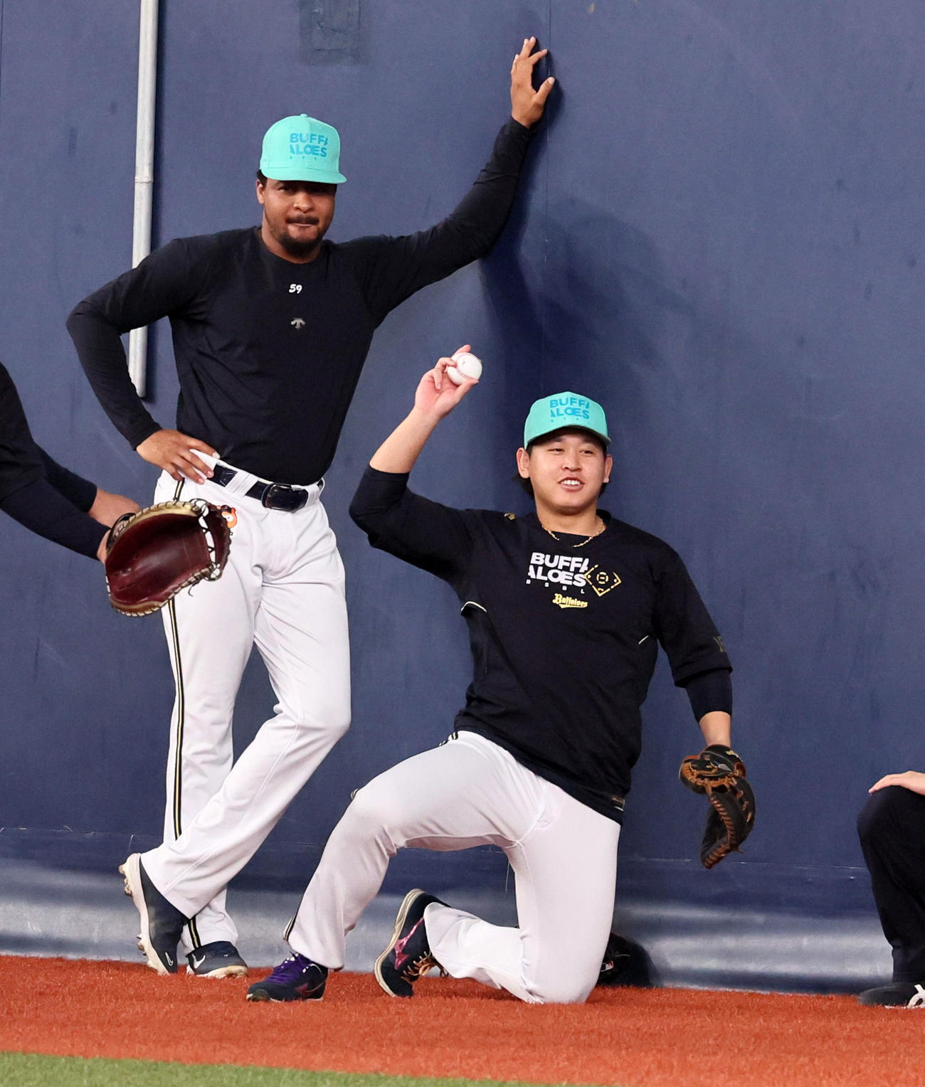 オリックス対日本ハム　キャッチャーミットを手にキャッチボールする宮城。左はペルドモ（撮影・加藤哉）