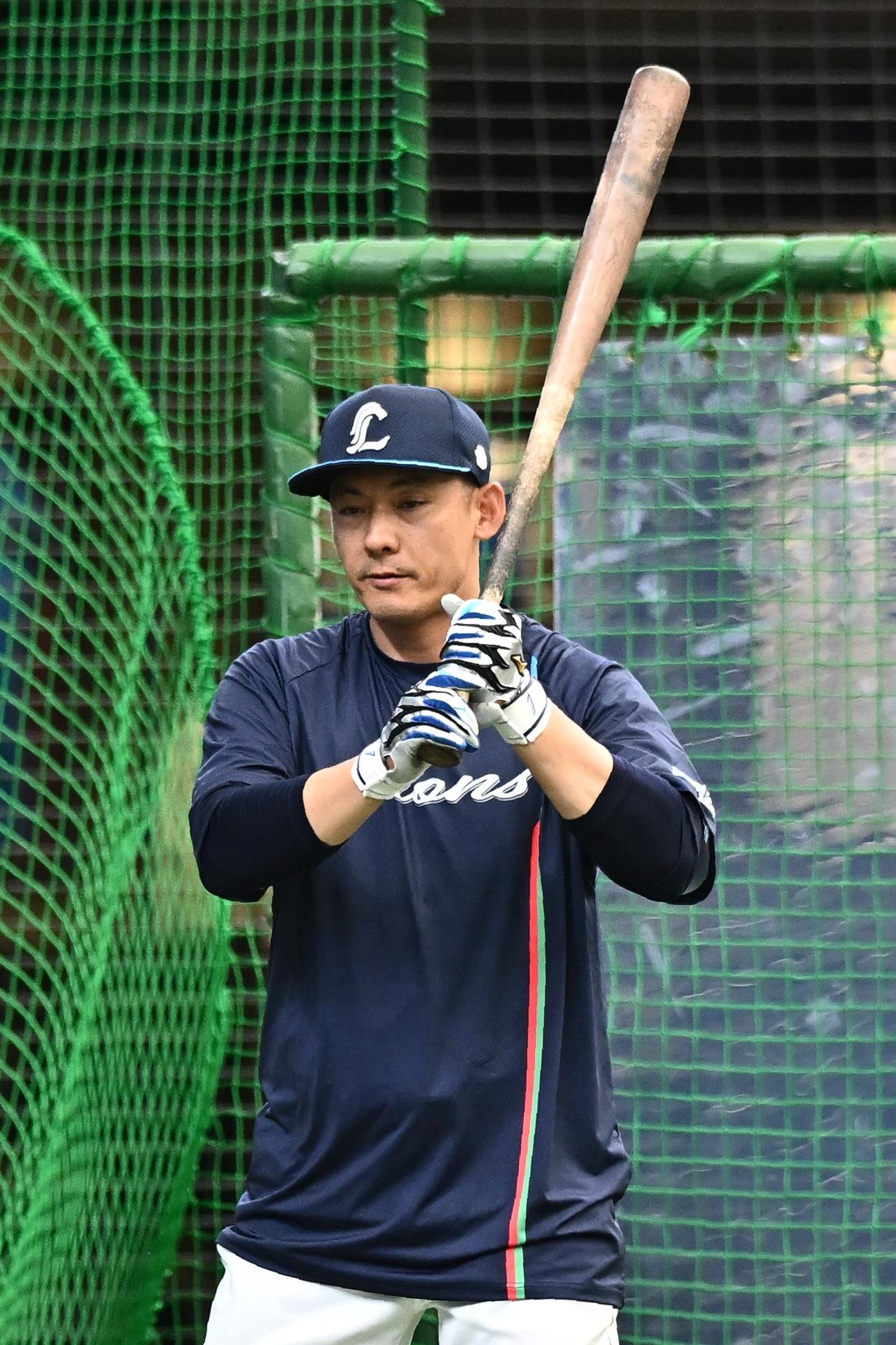 西武対ソフトバンク　試合前練習する西武栗山（撮影・滝沢徹郎）
