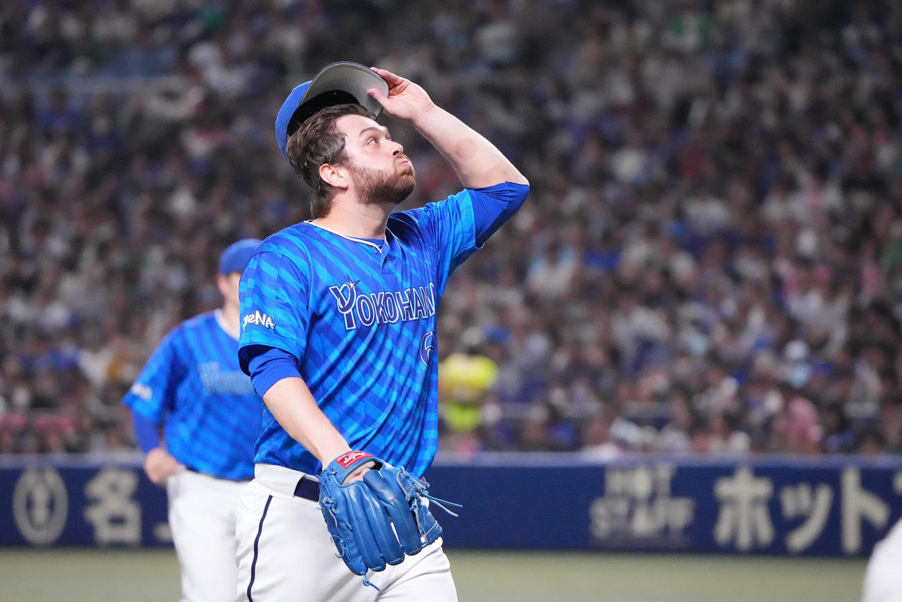 中日対DeNA 1回終了、ベンチに戻るDeNA先発のケイ（撮影・森本幸一）