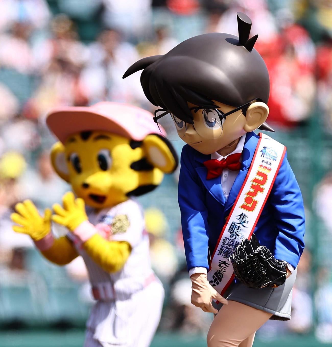 阪神対広島　ファーストピッチセレモニーを務めたコナンくん（撮影・上田博志）