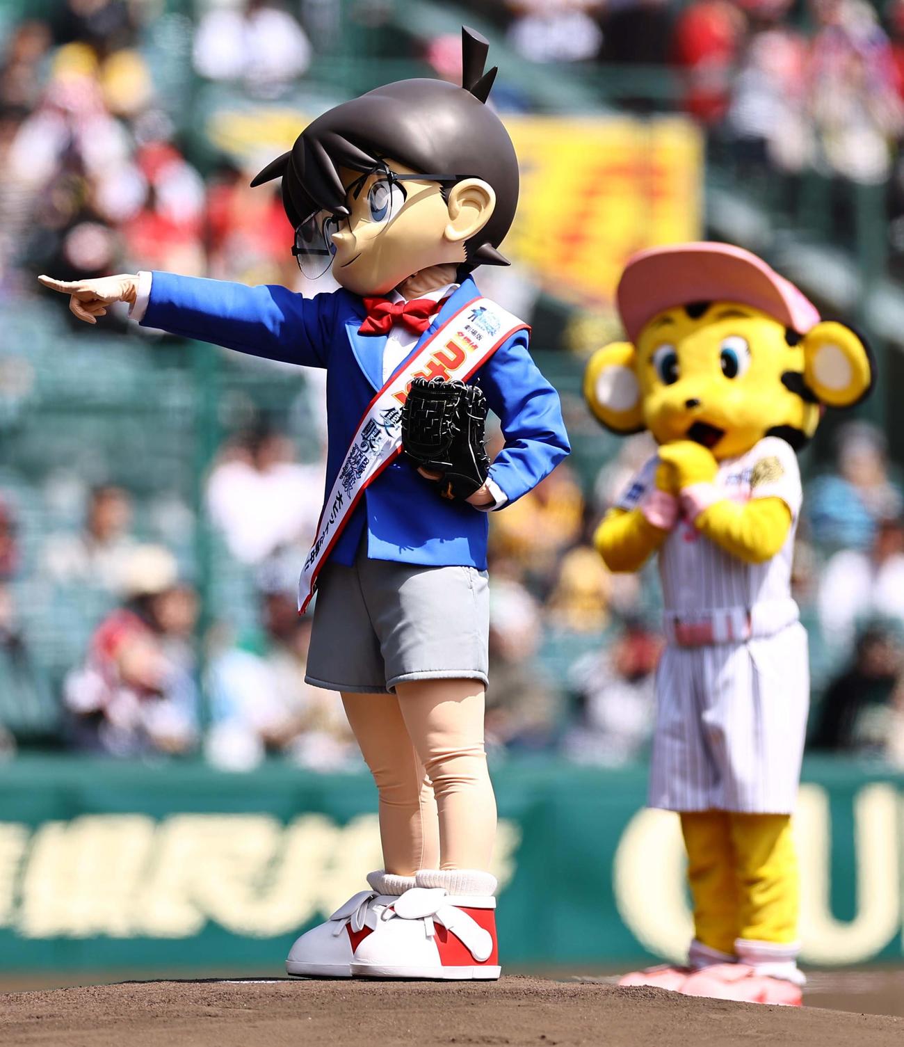 阪神対広島　ファーストピッチセレモニーを務めたコナンくん（撮影・上田博志）