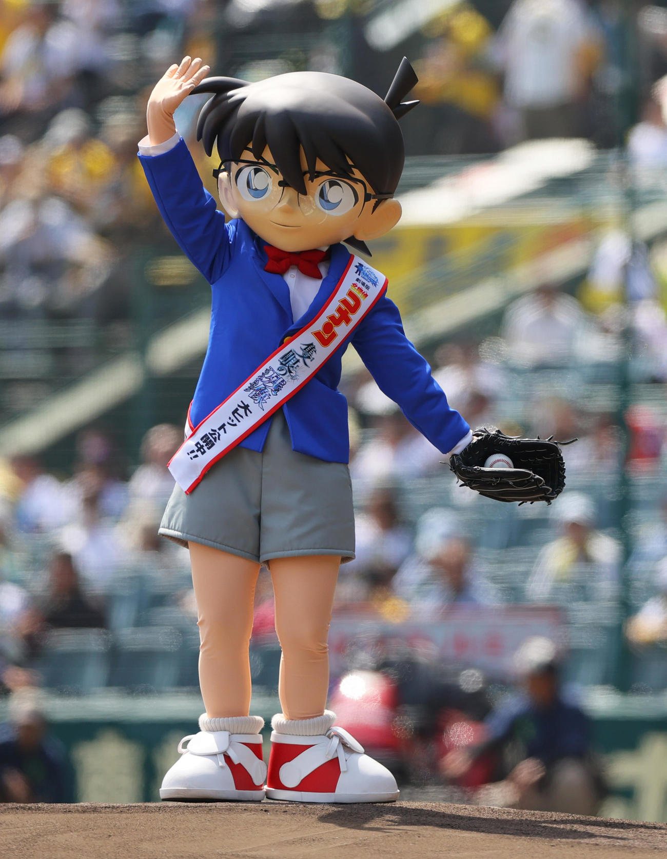 阪神対広島　試合前、ファーストピッチセレモニーに臨む江戸川コナン（撮影・上山淳一）