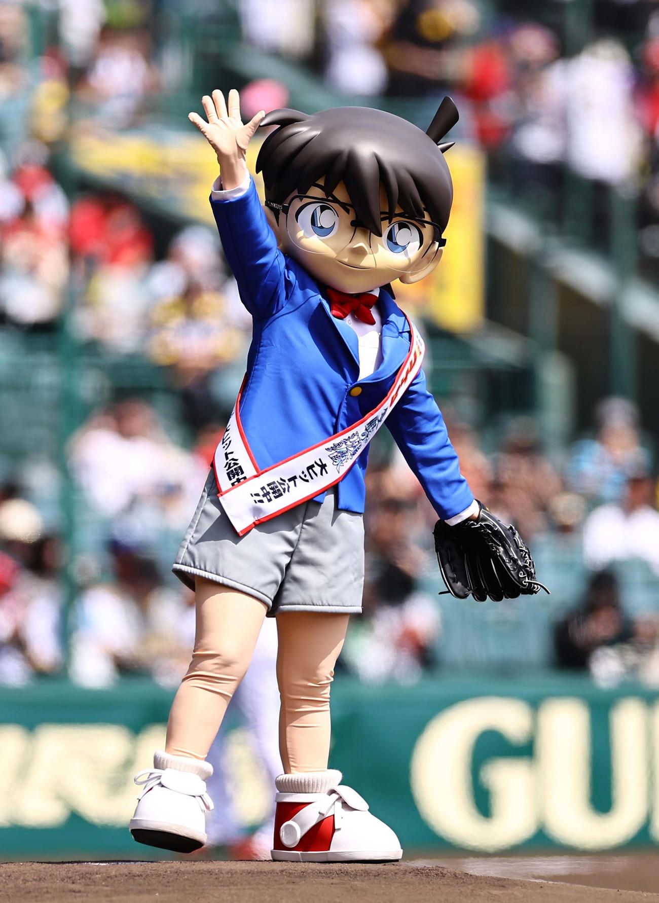 阪神対広島　ファーストピッチセレモニーを務めたコナンくん（撮影・上田博志）