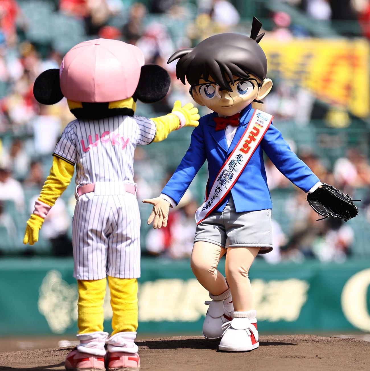 阪神対広島　ファーストピッチセレモニーを務めたコナンくん（撮影・上田博志）