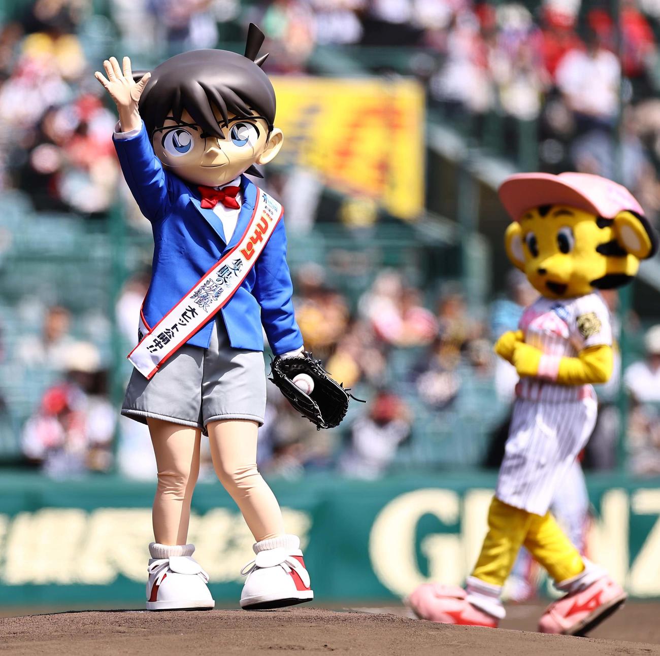 阪神対広島　ファーストピッチセレモニーを務めたコナンくん（撮影・上田博志）