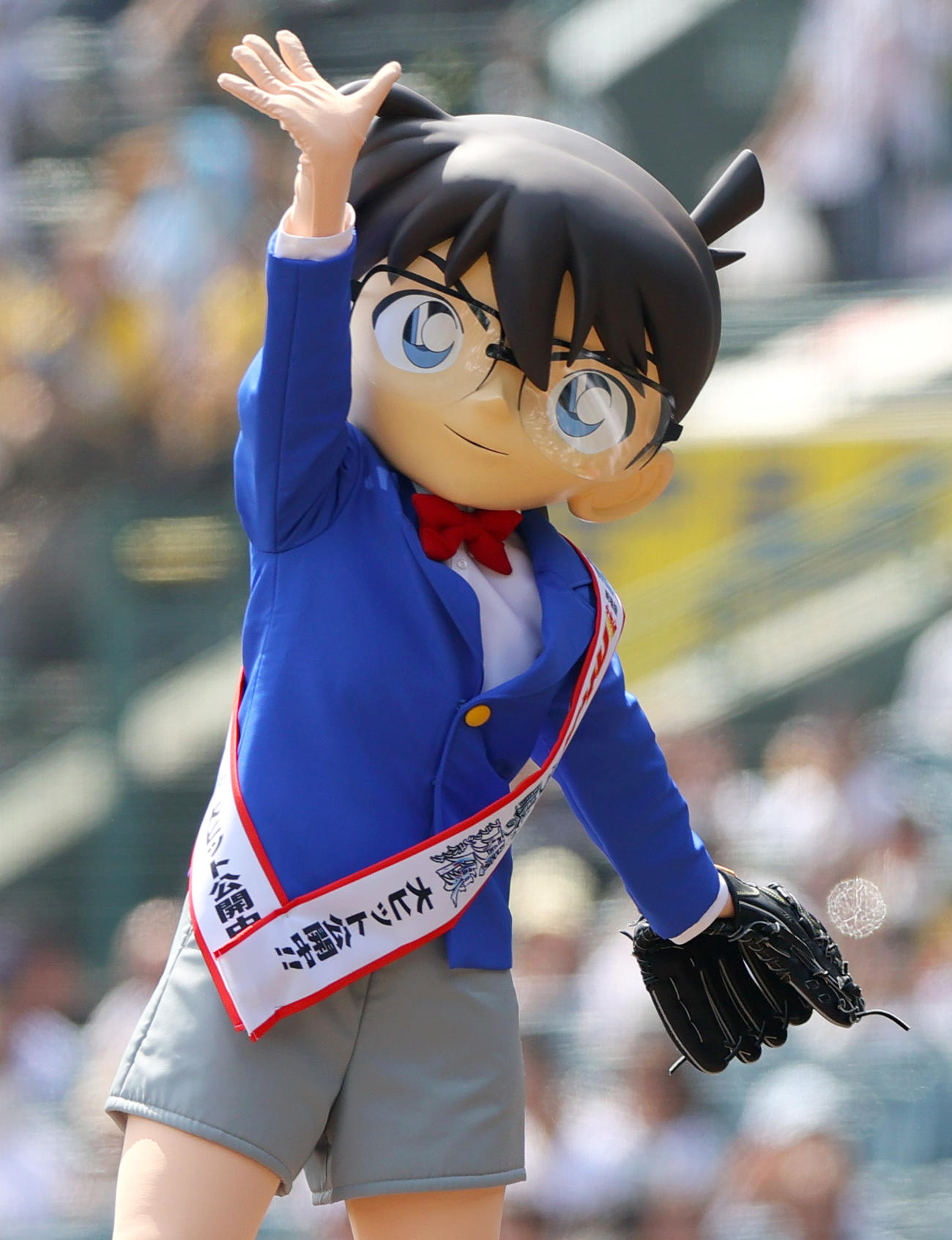 阪神対広島　試合前、ファーストピッチを終えスタンドに手を振る江戸川コナン（撮影・上山淳一）