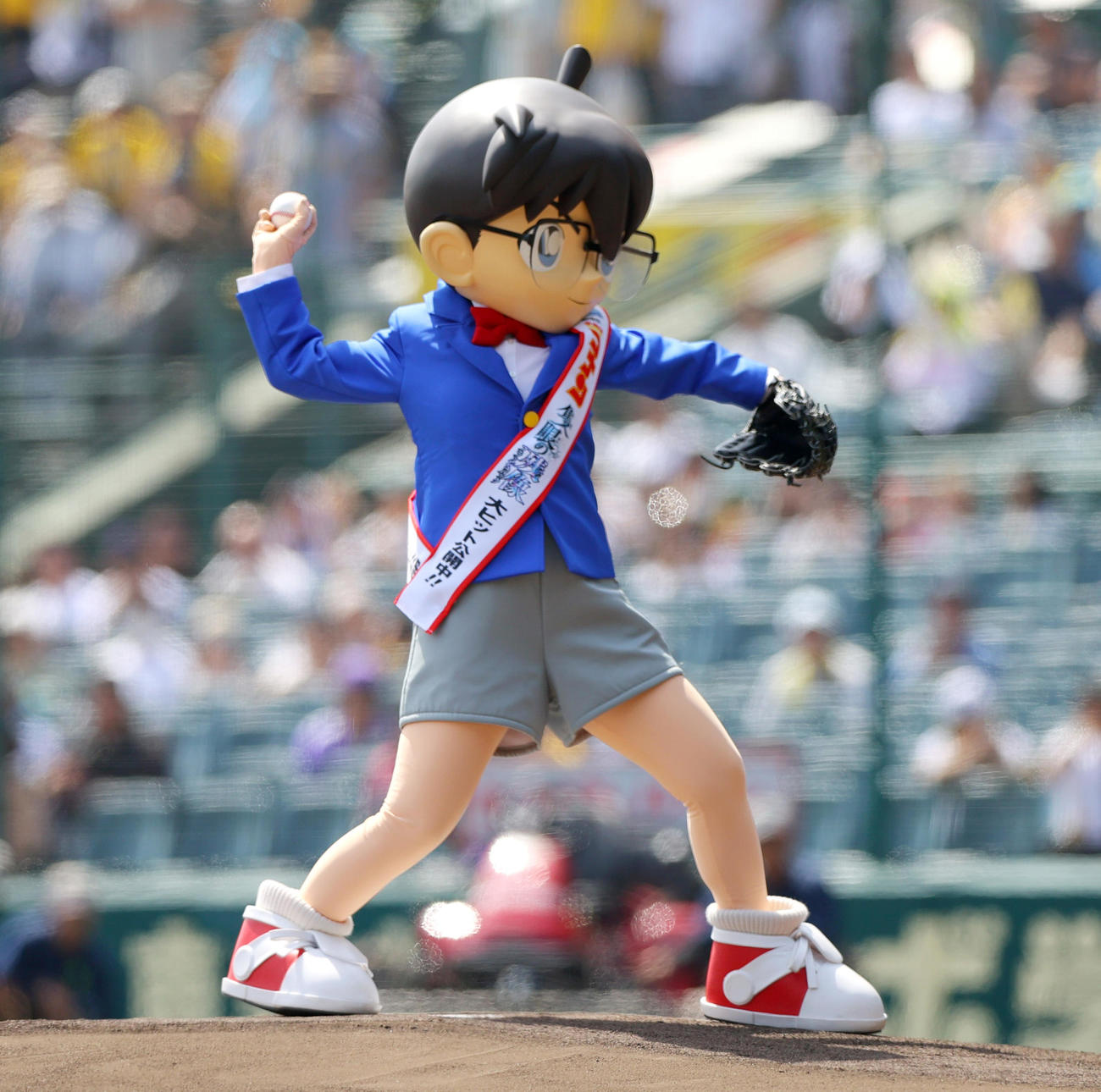 阪神対広島　試合前、ファーストピッチで投球する江戸川コナン（撮影・上山淳一）