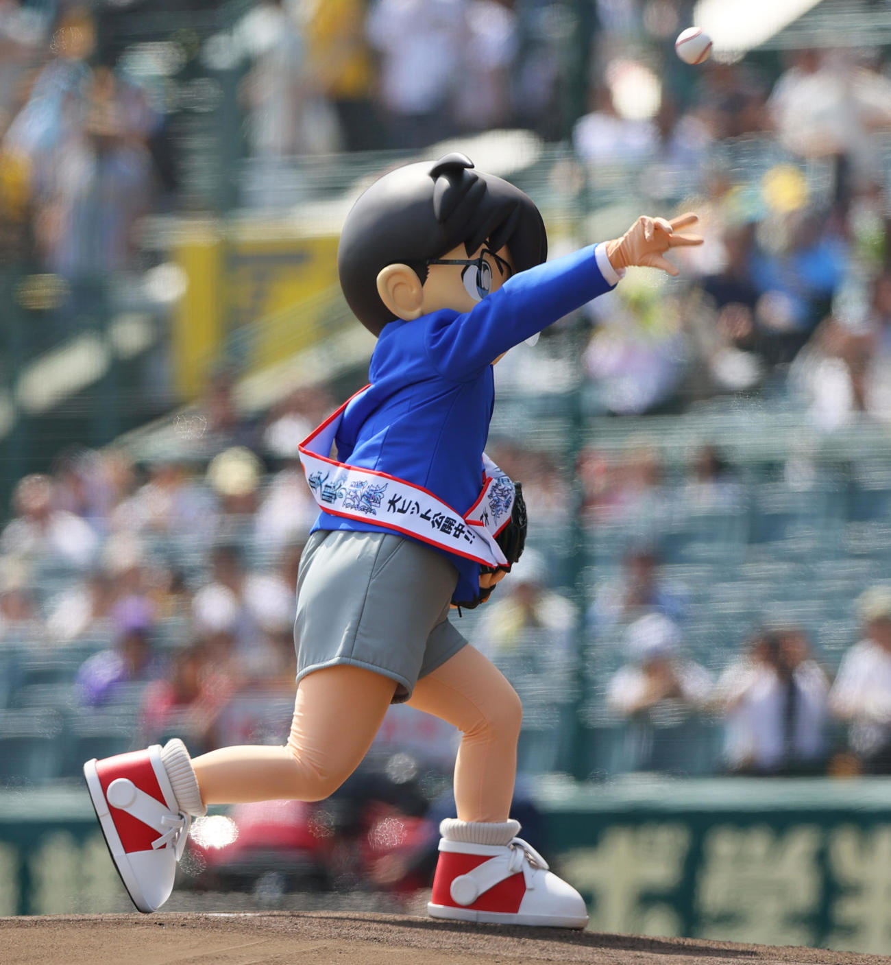 阪神対広島　試合前、ファーストピッチで投球する江戸川コナン（撮影・上山淳一）