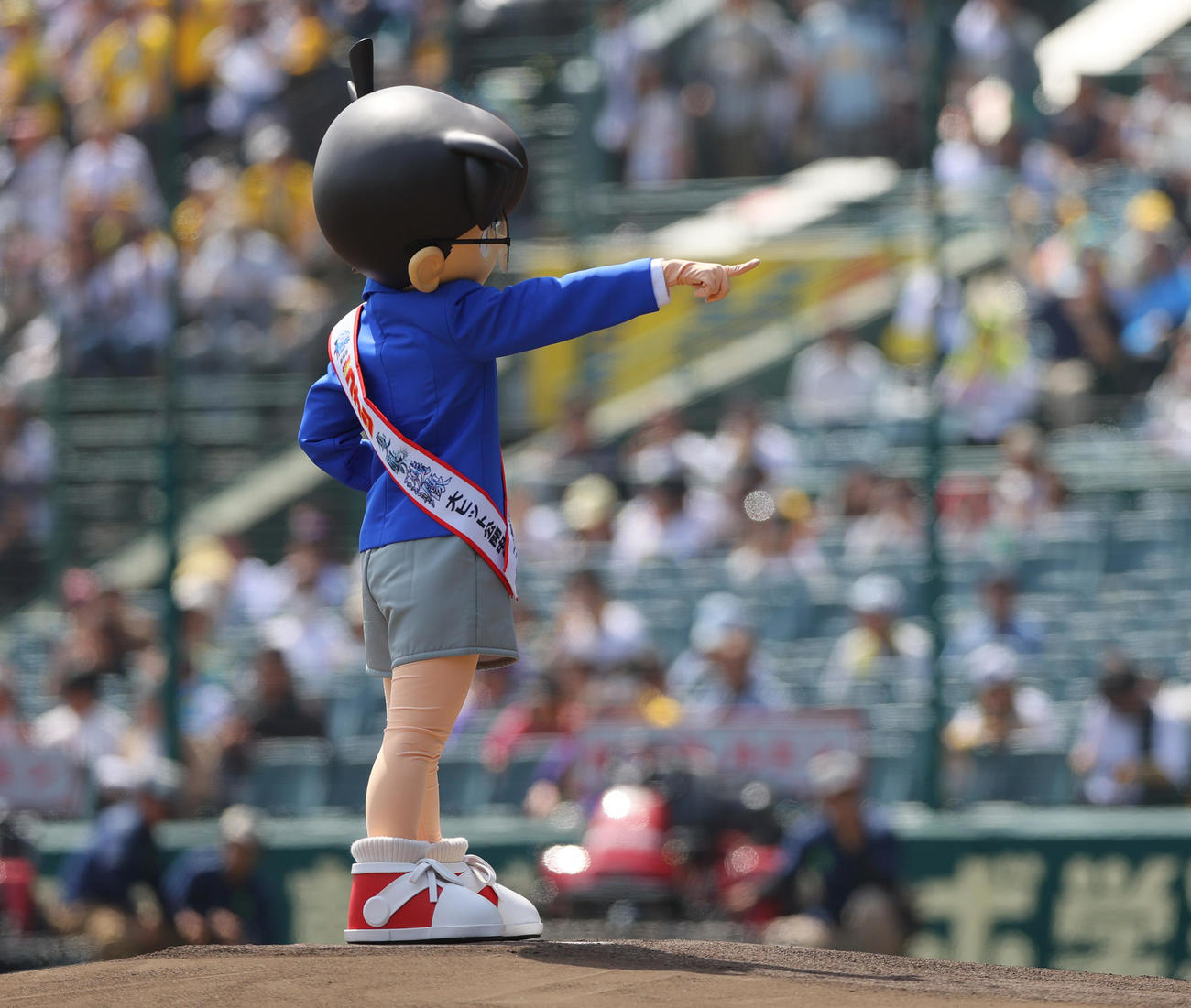 阪神対広島　試合前、ファーストピッチセレモニーに臨む江戸川コナン（撮影・上山淳一）