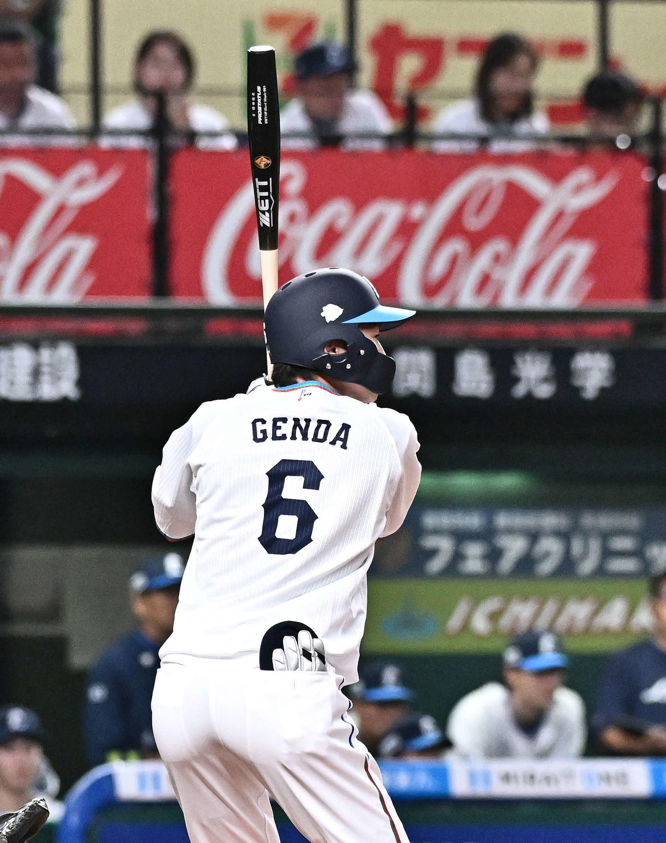 西武対ソフトバンク　1回表西武1死、魚雷バットで打席に立つ源田（2025年4月18日撮影）