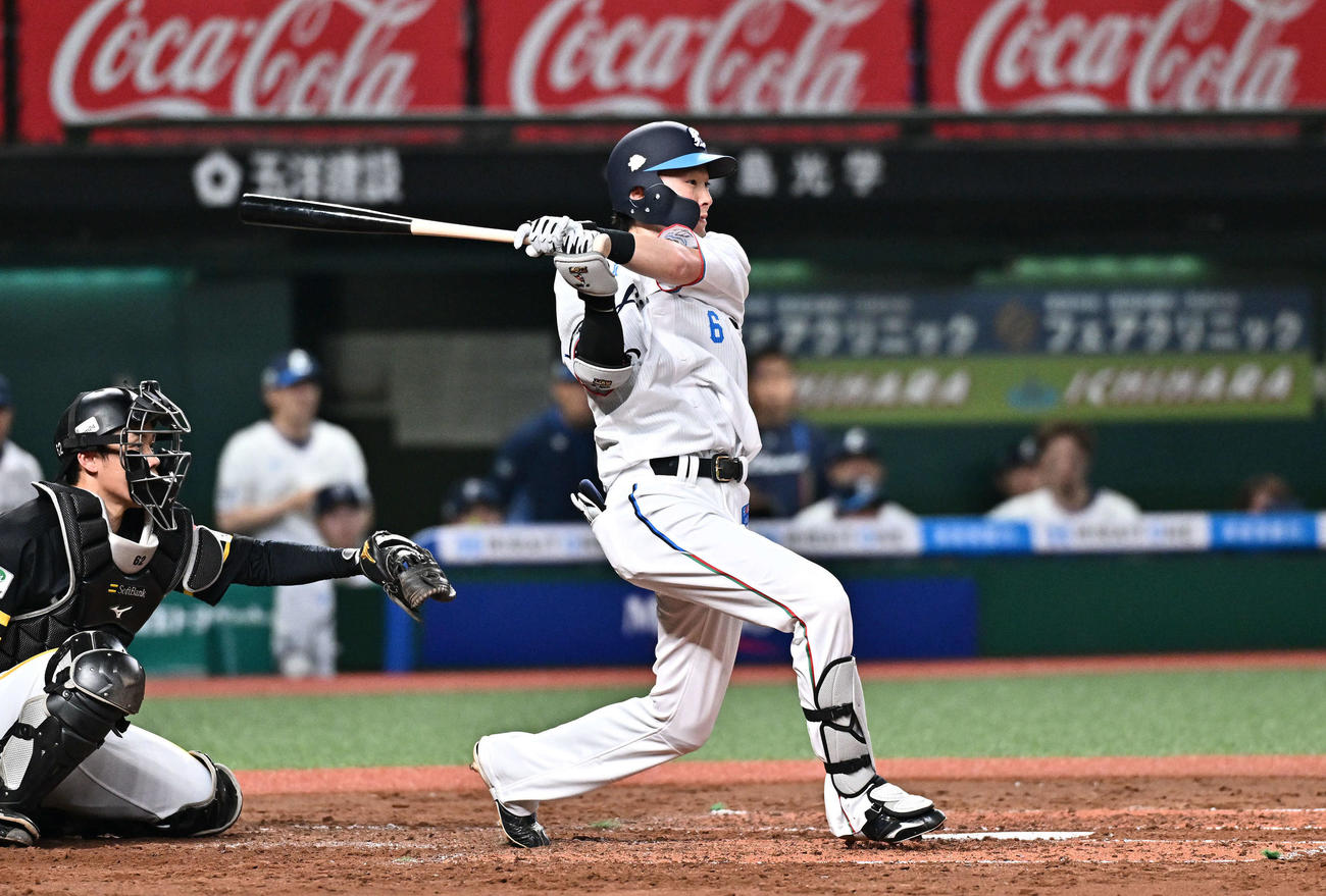 西武対ソフトバンク　3回裏西武2死三塁、源田は二ゴロを放つも敵失で出塁する（2025年4月18日撮影）