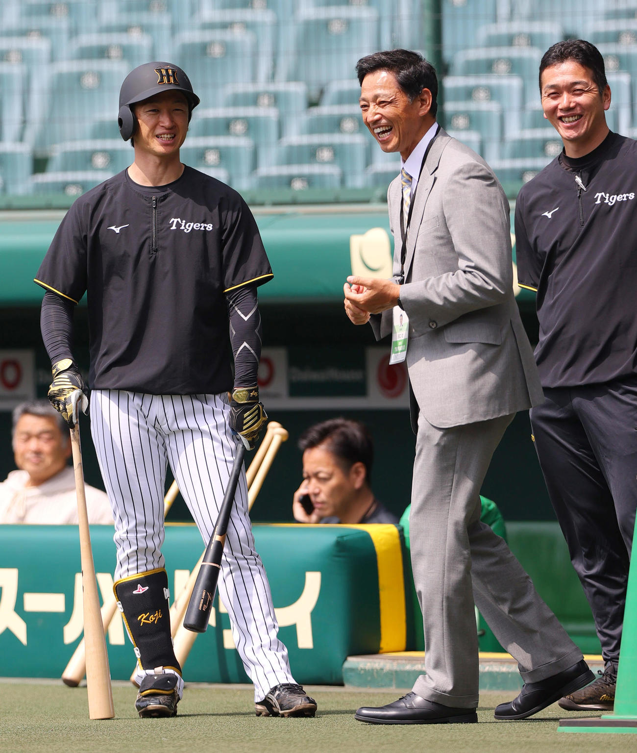 阪神対広島　試合前の練習を視察の田口氏（中央）と談笑する阪神近本（左）（撮影・上山淳一）