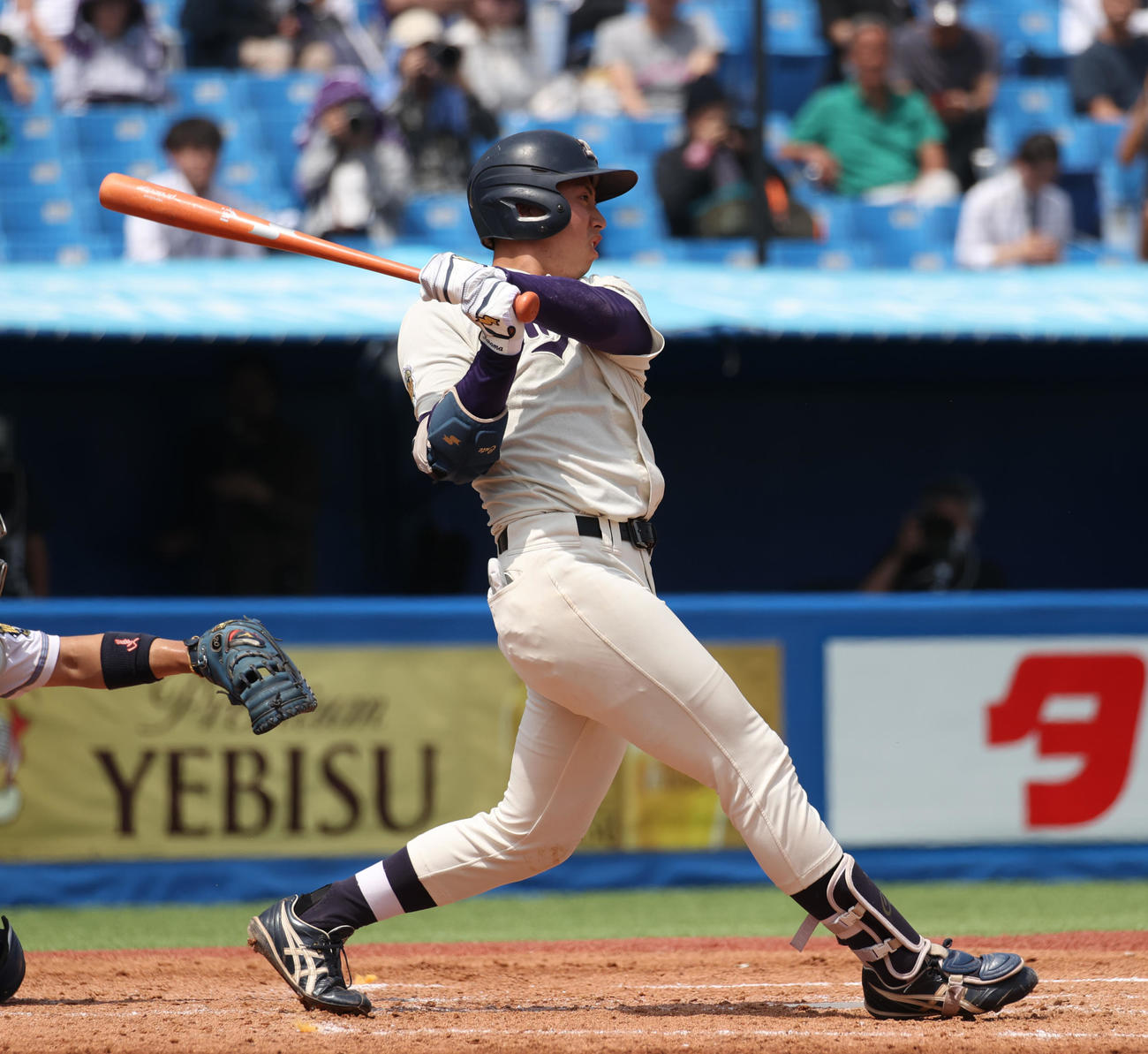 明大対東大　4回表明大1死二塁、光弘は中越えに適時二塁打を放つ（撮影・柴田隆二）