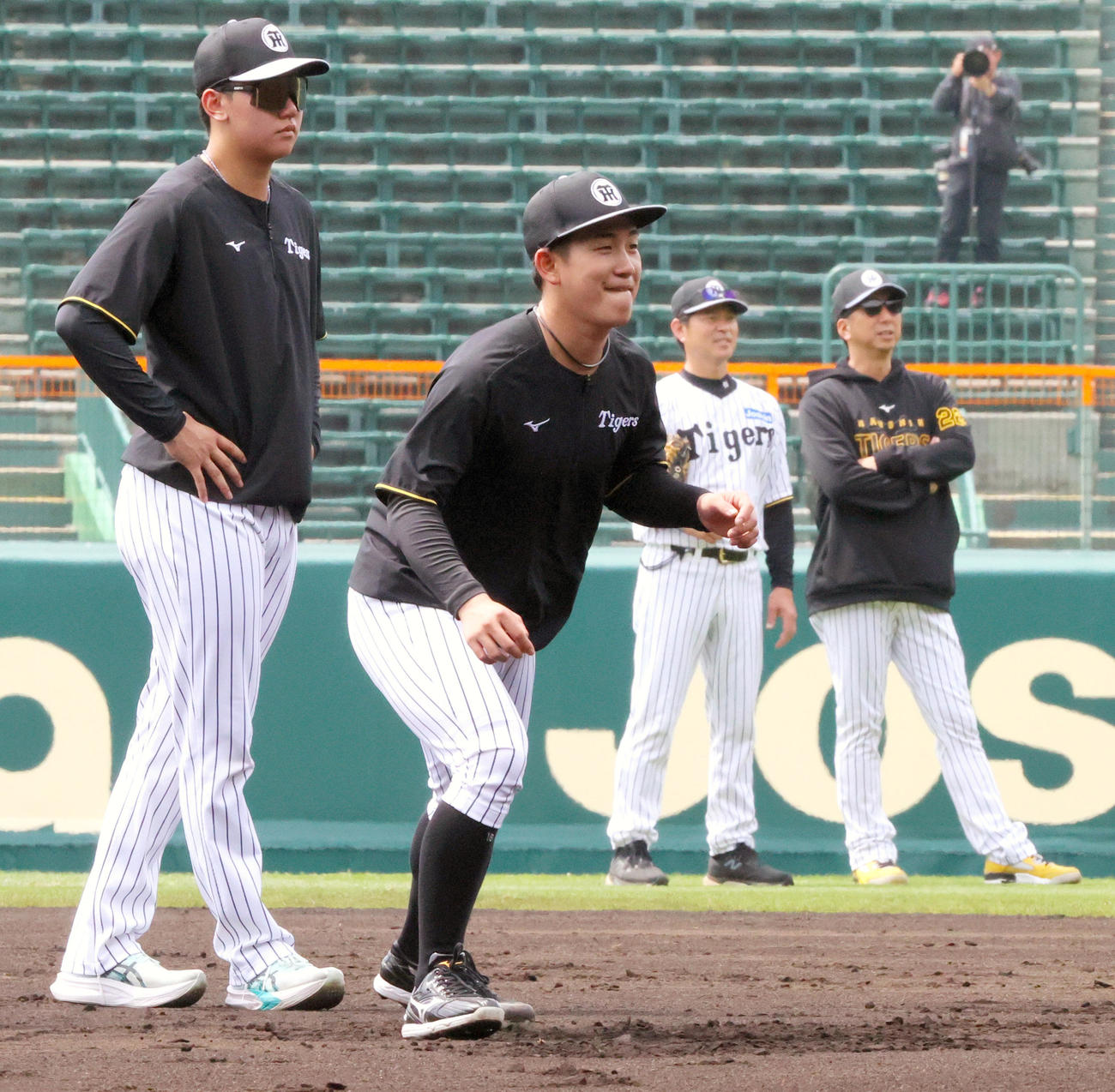阪神対広島　試合前、走塁練習する阪神伊原（手前）と門別（左）（撮影・上山淳一）