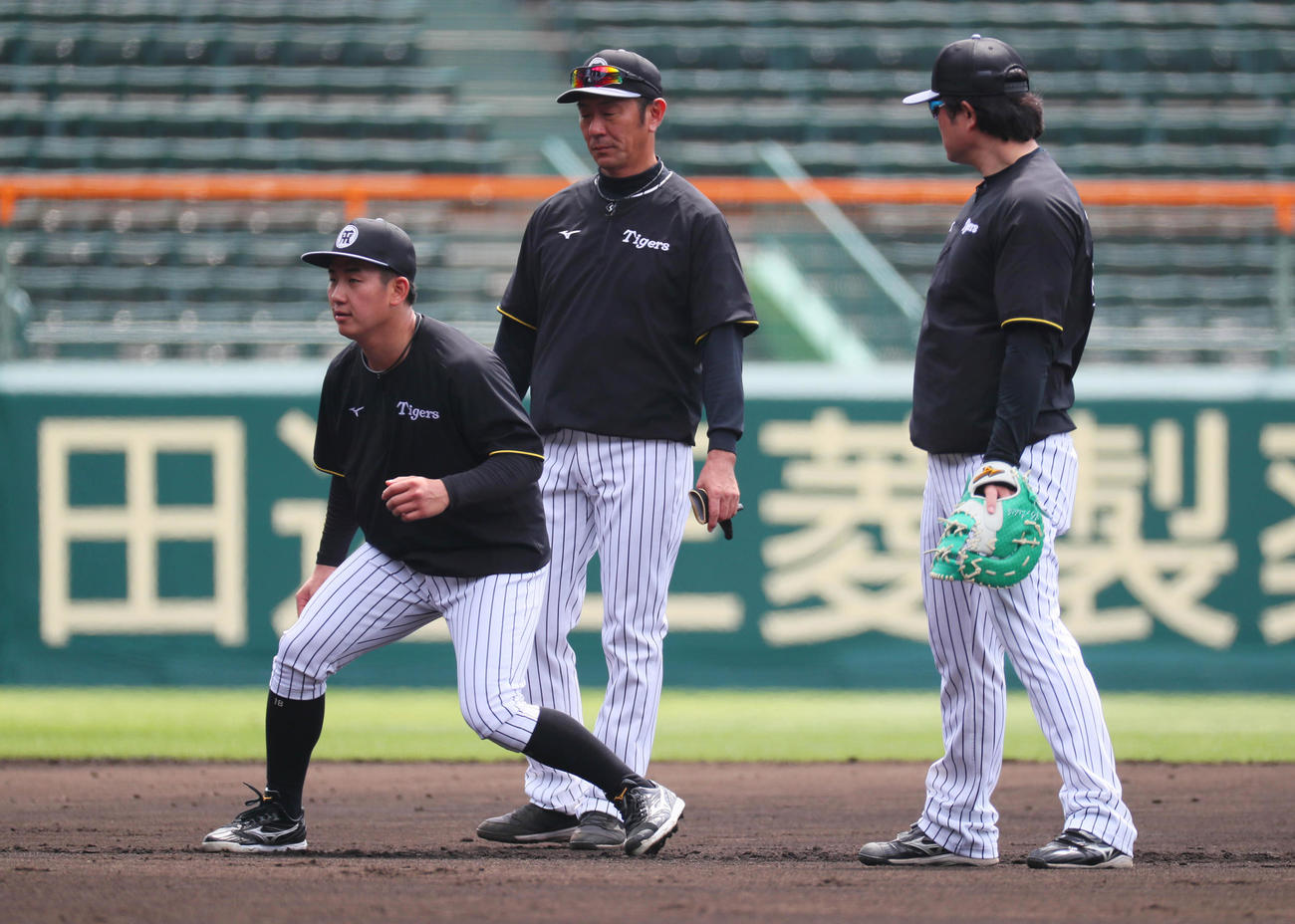 阪神対広島　安藤コーチ（右）と走塁練習を行う伊原。中央は田中コーチ（撮影・宮崎幸一）