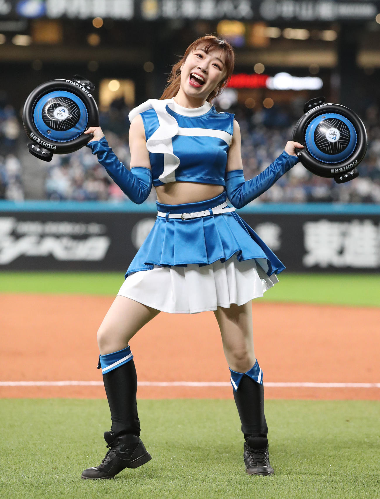 「ジンギスカンダンス」を踊るファイターズガールの上山真奈