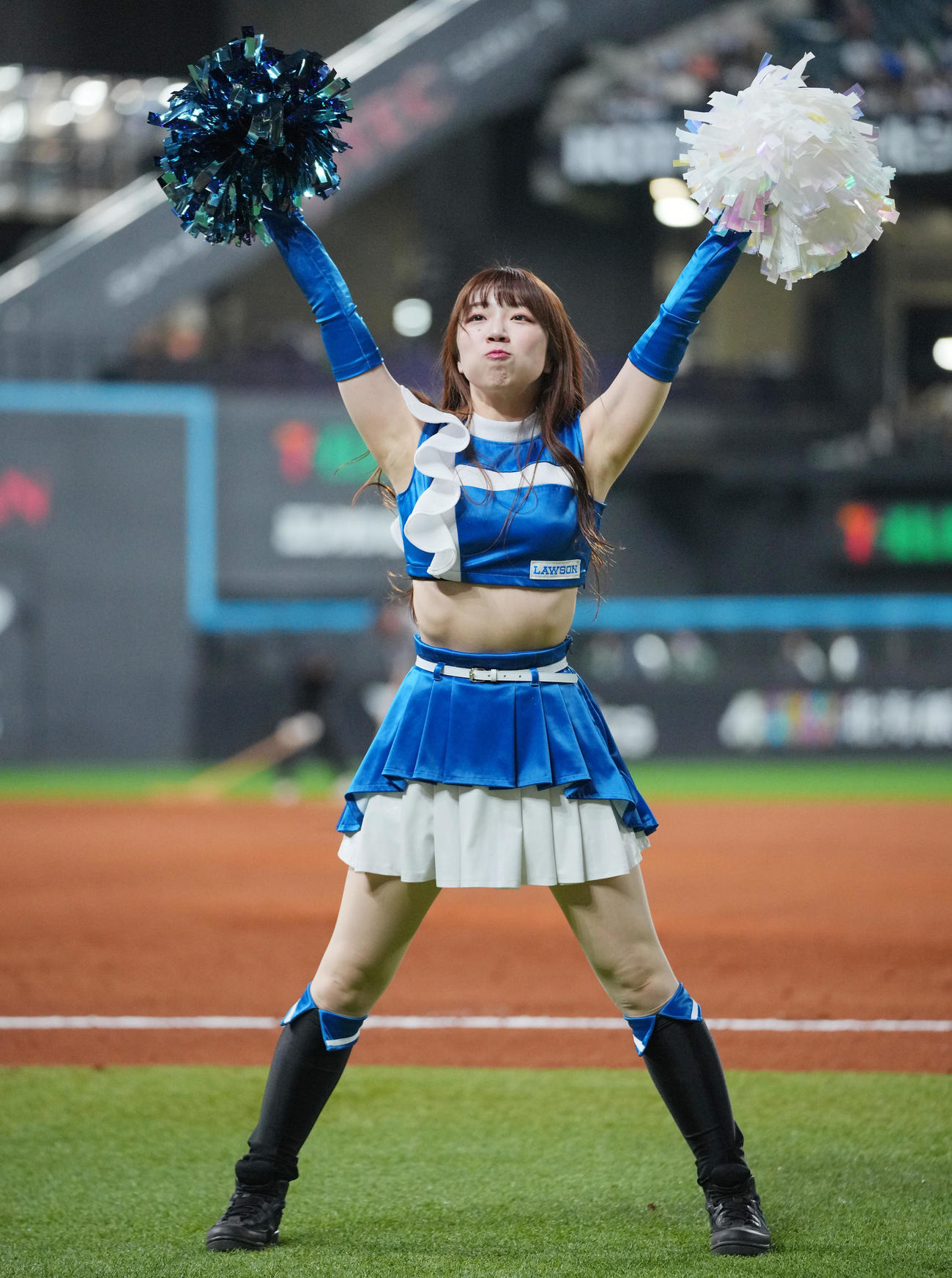 盛り上げるファイターズガールの上山真奈（2025年3月撮影）