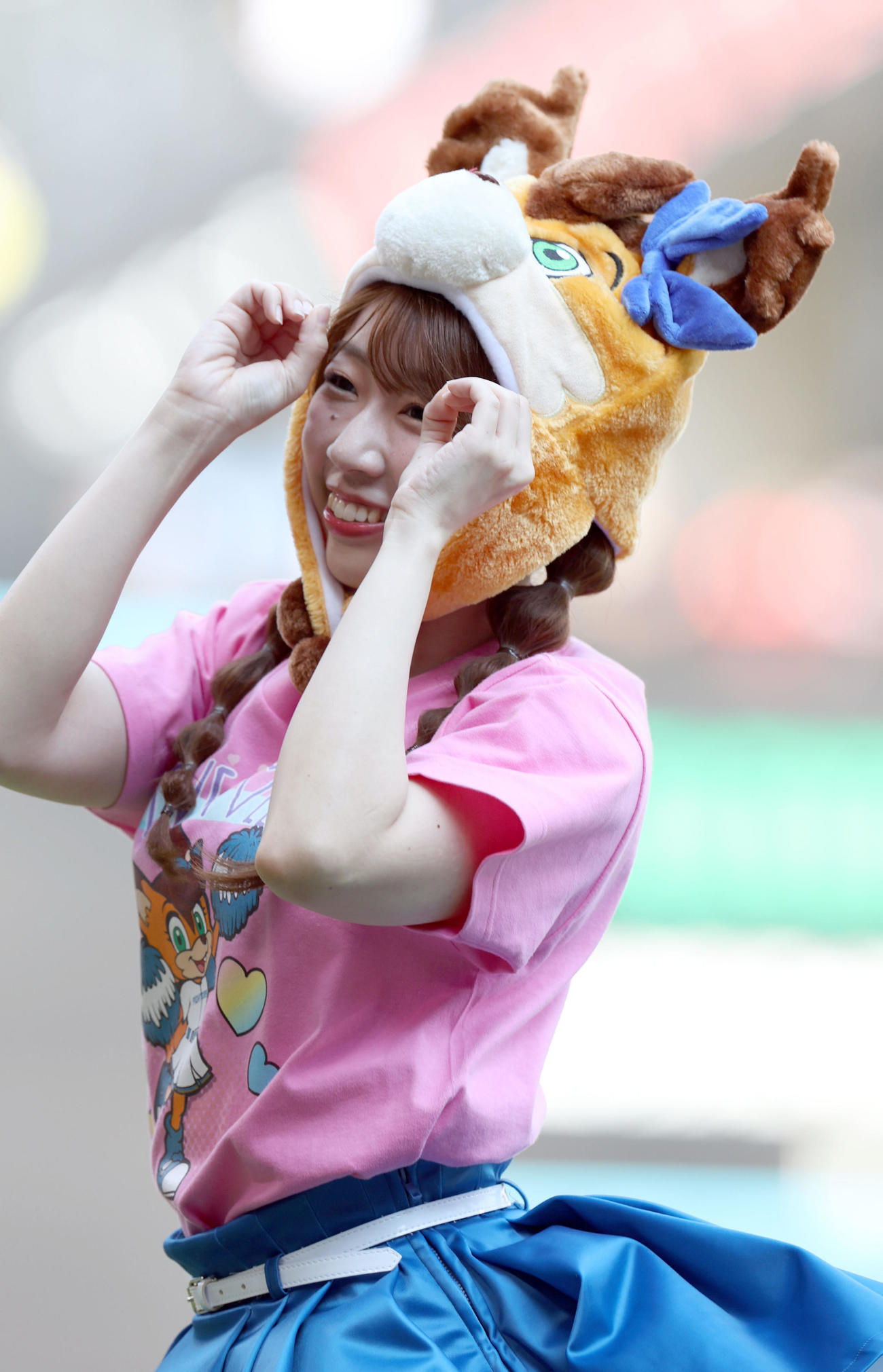 日本ハム対ソフトバンク　マスコットキャラクターのポリーの被り物をしながらダンスを踊るファイターズガールの上山真奈