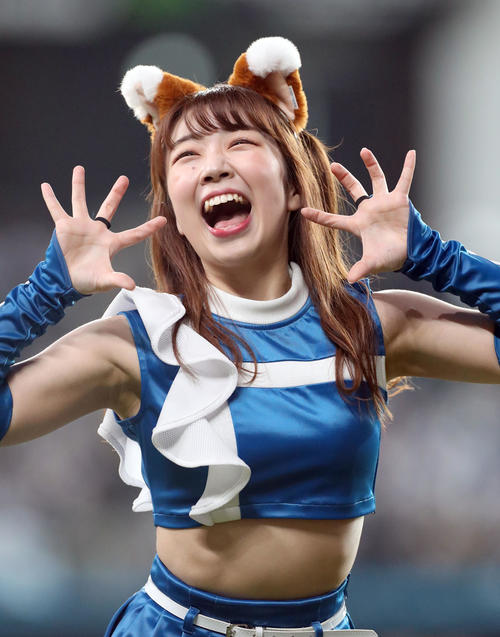 「きつねダンス」を踊るファイターズガールの上山真奈