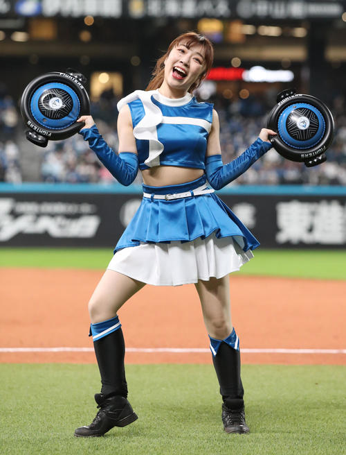 「ジンギスカンダンス」を踊るファイターズガールの上山真奈