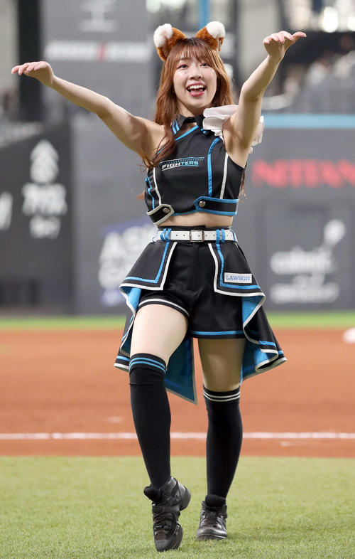 エスコンフィールドでパフォーマンスを行うファイターズガール上山真奈さん（撮影・佐藤翔太）