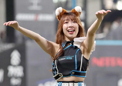 エスコンフィールドでパフォーマンスを行うファイターズガール上山真奈