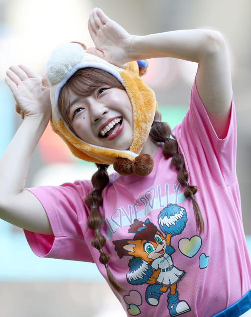 日本ハム対ソフトバンク　マスコットキャラクターのポリーの被り物をしながらダンスを踊るファイターズガールの上山真奈