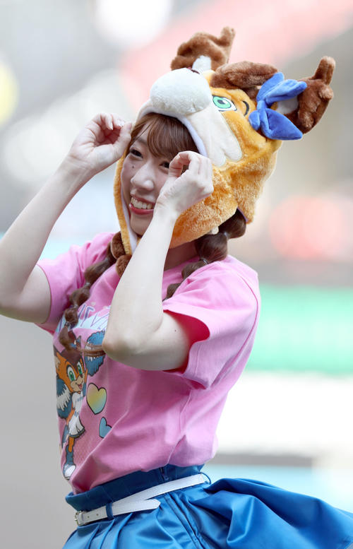 日本ハム対ソフトバンク　マスコットキャラクターのポリーの被り物をしながらダンスを踊るファイターズガールの上山真奈