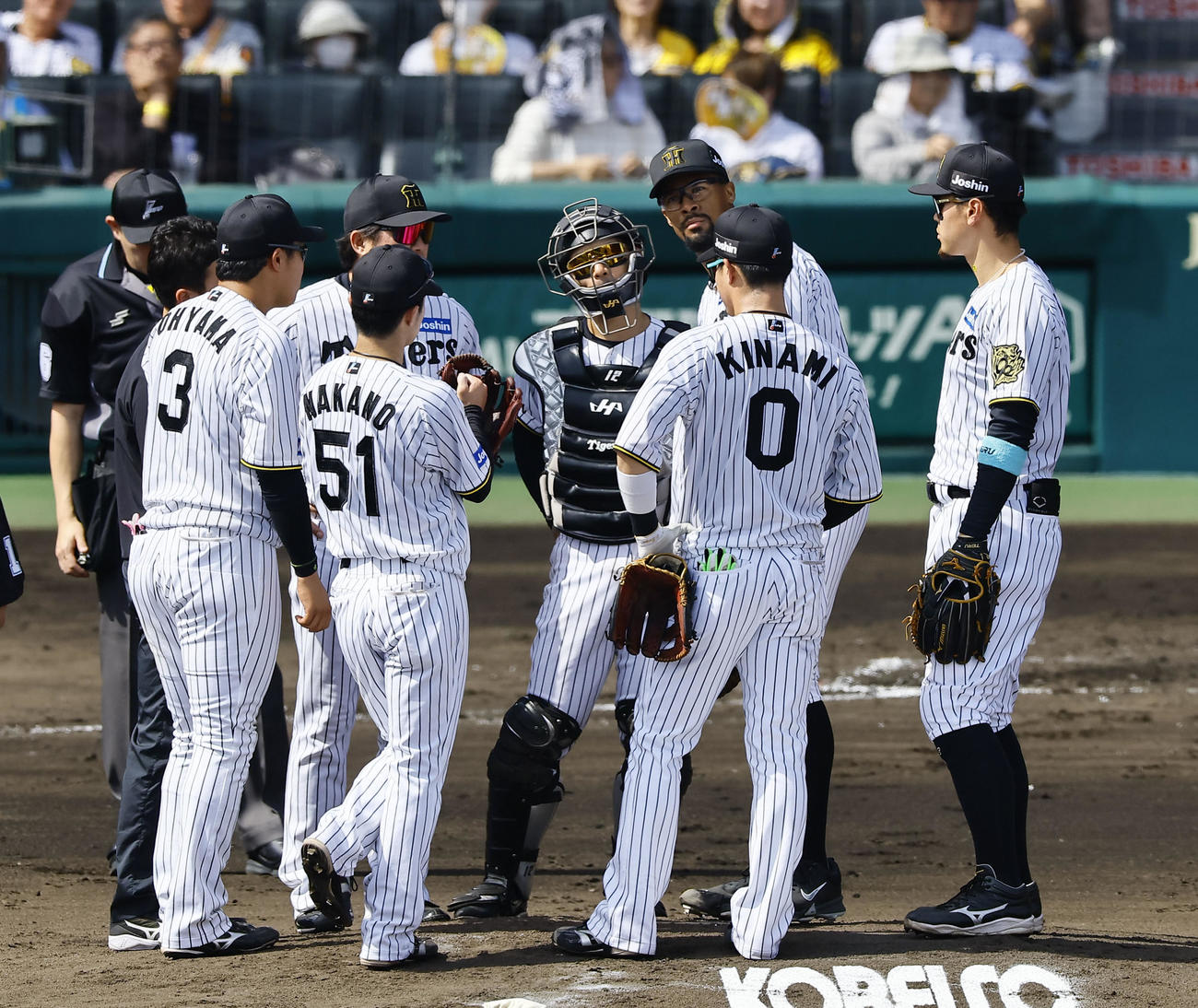 阪神対広島　2回、マウンドに集まるデュプランティエ（右から2人目）らは大阪Bンナイン（撮影・藤尾明華）