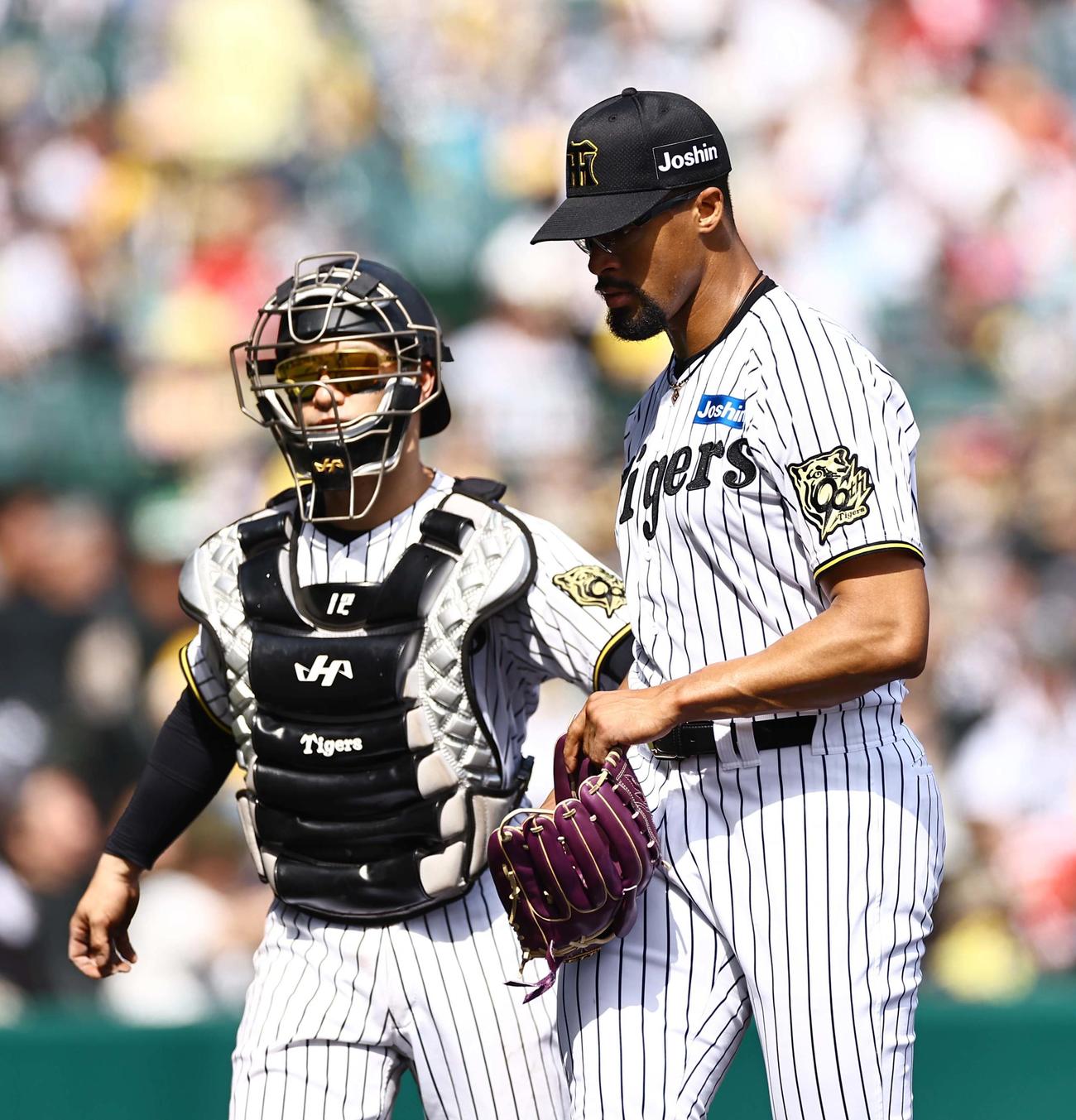 阪神対広島　2回、3失点したデュプランティエ（右）は坂本とベンチに引き揚げる（撮影・上田博志）