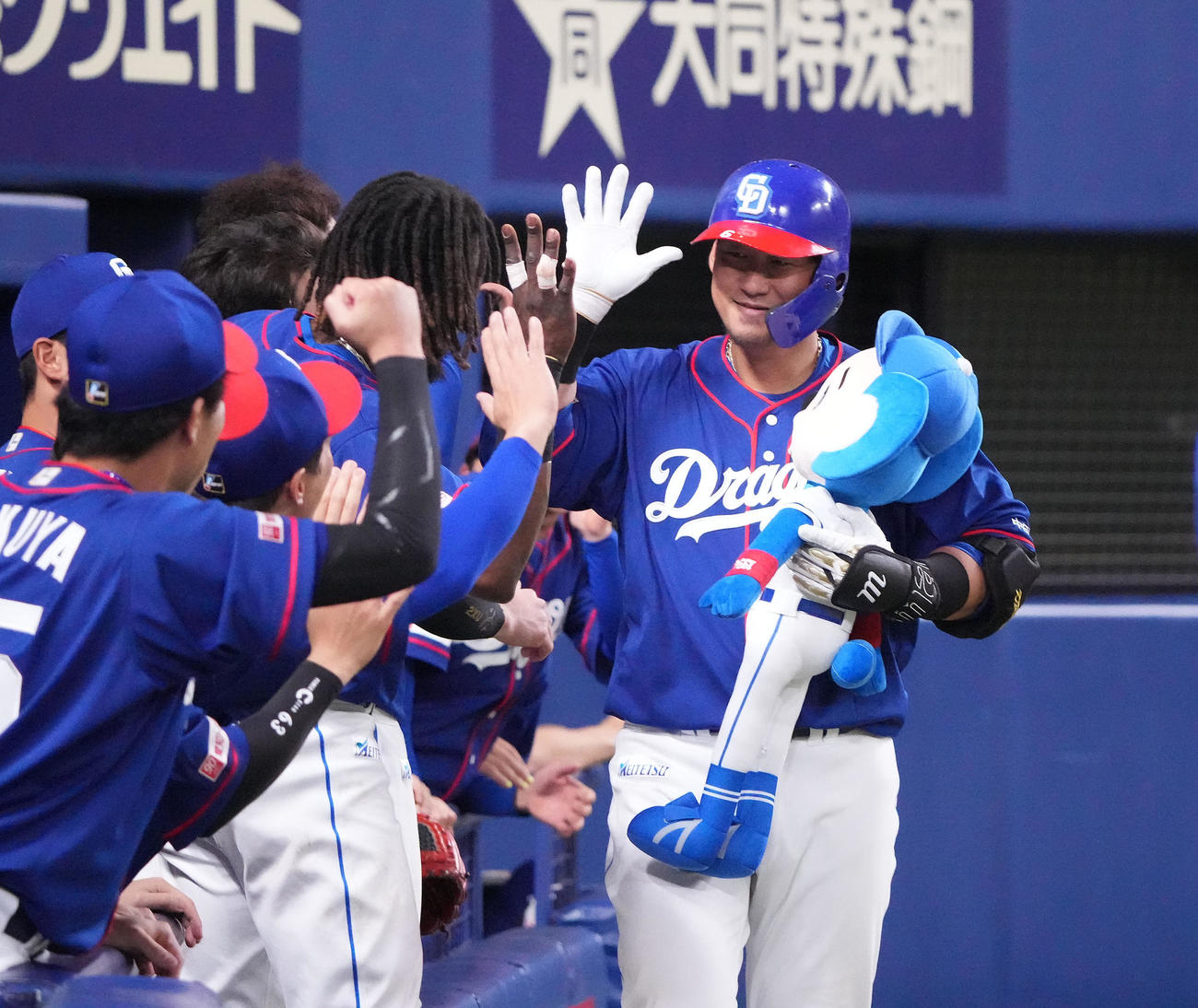 中日対DeNA 6回裏中日1死、中田（右）左越え本塁打を放ちナインとタッチを交わす（撮影・森本幸一）