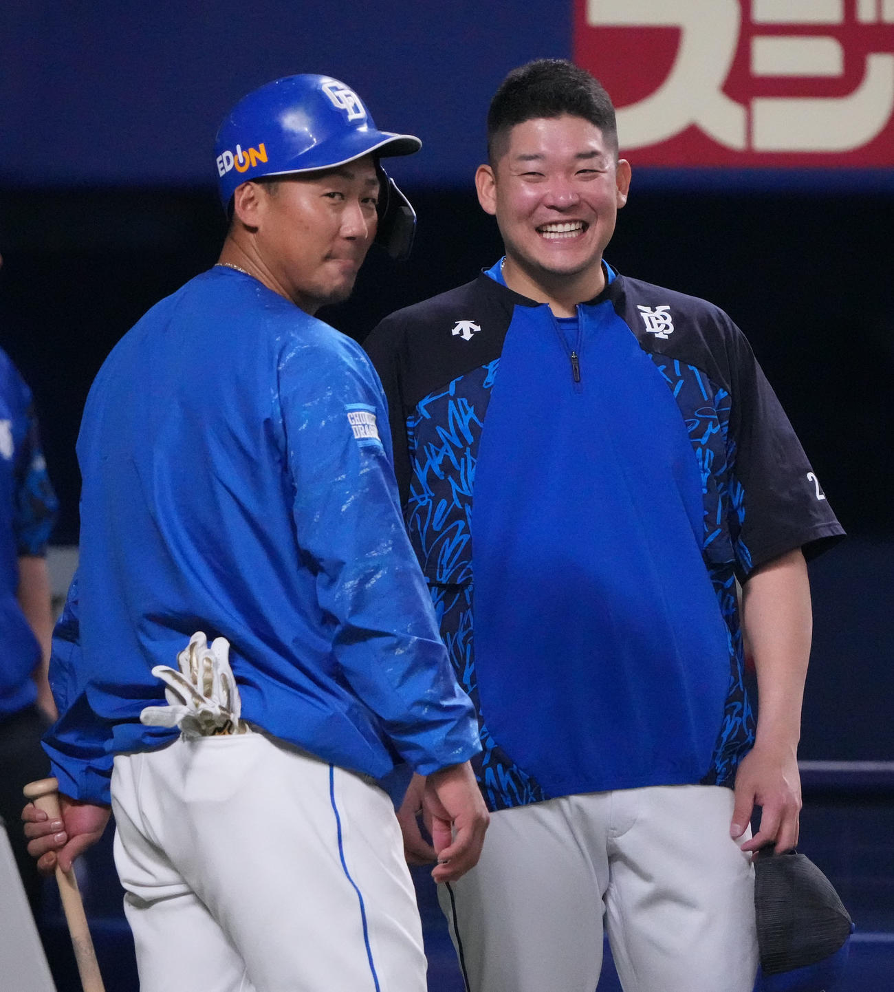 中日対DeNA　試合前、言葉を交わす（左から）中田と筒香（撮影・森本幸一）