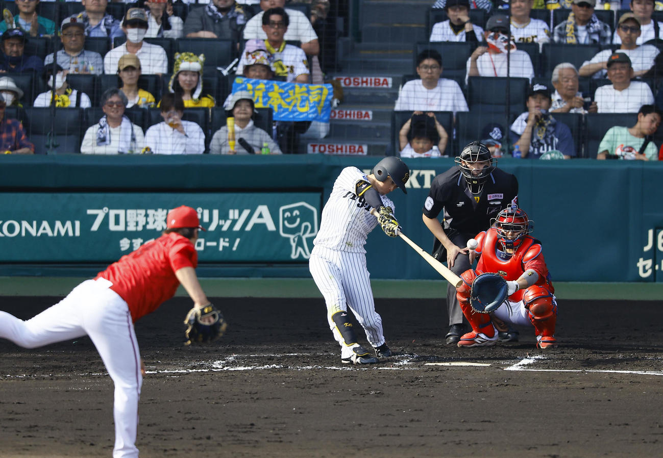 阪神対広島　6回裏阪神1死、近本は左越えに二塁打を放つ。投手床田（撮影・藤尾明華）