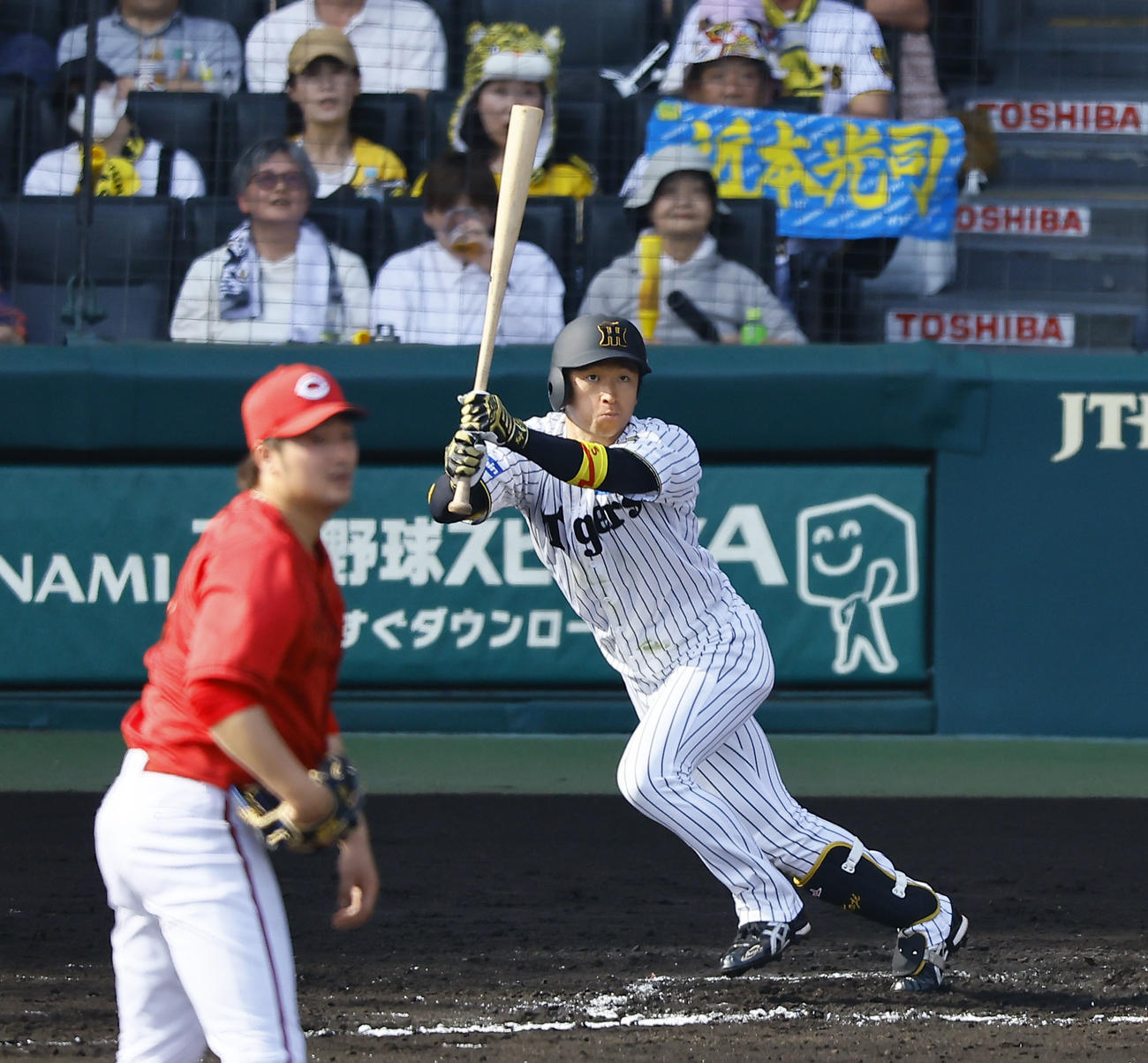 阪神対広島　6回裏阪神1死、近本は左越えに二塁打を放つ。投手床田（撮影・藤尾明華）