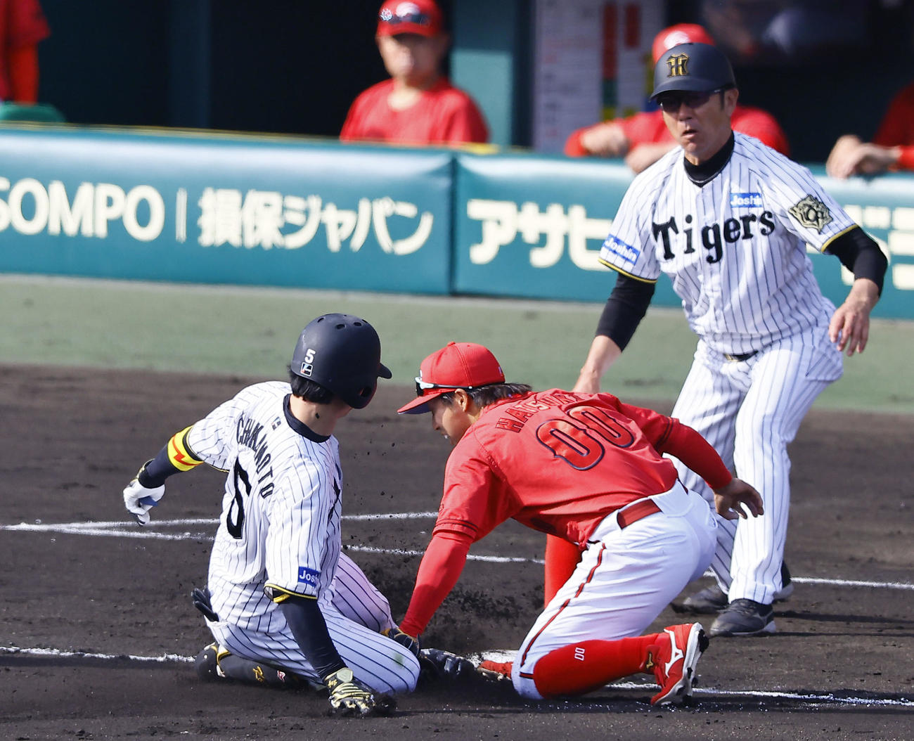 阪神対広島　6回裏阪神1死、近本は左越えに二塁打を放ち三塁を狙うもタッチアウトになる。野手羽月（撮影・藤尾明華）
